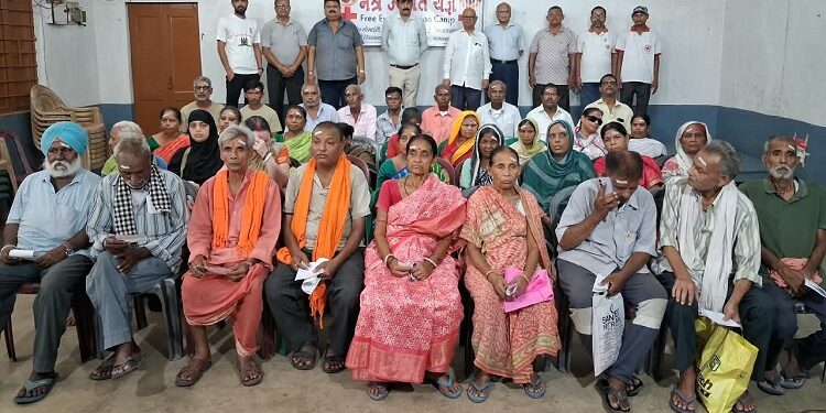 Jamshedpur red cross eye camp : नेत्र रोगियों की जांच के साथ शुरू हुआ रेड क्रॉस का 883वां नेत्र शिविर, जांच में चिह्नित मरीजों का रविवार को होगा ऑपरेशन व लेंस प्रत्यारोपण