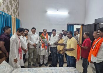 Jamshedpur bjp leaders meet yadunath pandey : बिष्टुपुर भाजपा के नेता सर्किट हाउस में पूर्व प्रदेश अध्यक्ष यदुनाथ पांडेय से मिले, सांगठनिक मार्गदर्शन सहित अन्य मुद्दों पर की चर्चा