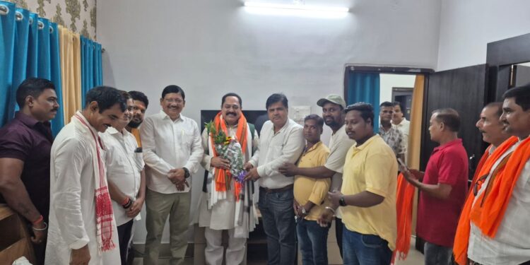 Jamshedpur bjp leaders meet yadunath pandey : बिष्टुपुर भाजपा के नेता सर्किट हाउस में पूर्व प्रदेश अध्यक्ष यदुनाथ पांडेय से मिले, सांगठनिक मार्गदर्शन सहित अन्य मुद्दों पर की चर्चा