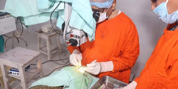 Jamshedpur red cross eye camp : पूर्वी सिंहभूम रेड क्रॉस के शिविर में 34 मरीजों का हुआ ऑपरेशन एवं लेंस प्रत्यारोपण, सोमवार को मरीजों की विदाई के साथ संपन्न होगा शिविर