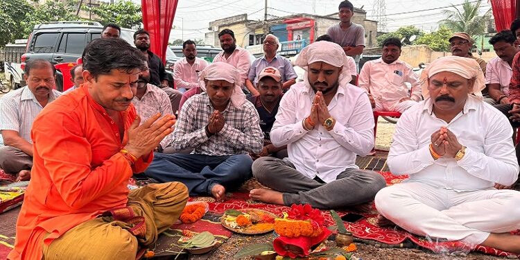 Adityapur ganesh puja bhumi pujan : छोटा गम्हरिया दुर्गापूजा मैदान में श्री श्री गणेश पूजा के लिए भूमि पूजन आयोजित, पूजा समिति के सारे सदस्य तैयारियों में जुटे Adityapur ganesh puja bhumi pujan : छोटा गम्हरिया दुर्गापूजा मैदान में श्री श्री गणेश पूजा के लिए भूमि पूजन आयोजित, पूजा समिति के सारे सदस्य तैयारियों में जुटे