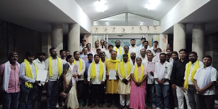 Jamshedpur mukhi samaj vikas samity : झारखंड मुखी समाज विकास समिति की प्रदेश व जिला कार्यकारिणी का विस्तार, कई पदों पर नए पदाधिकारियों की हुई घोषणा, सावन मुखी, बैद्यनाथ करुआ प्रदेश उपाध्यक्ष, सुनीता मुखी महिला जिलाध्यक्ष नियुक्त Jamshedpur mukhi samaj vikas samity : झारखंड मुखी समाज विकास समिति की प्रदेश व जिला कार्यकारिणी का विस्तार, कई पदों पर नए पदाधिकारियों की हुई घोषणा, सावन मुखी, बैद्यनाथ करुआ प्रदेश उपाध्यक्ष, सुनीता मुखी महिला जिलाध्यक्ष नियुक्त