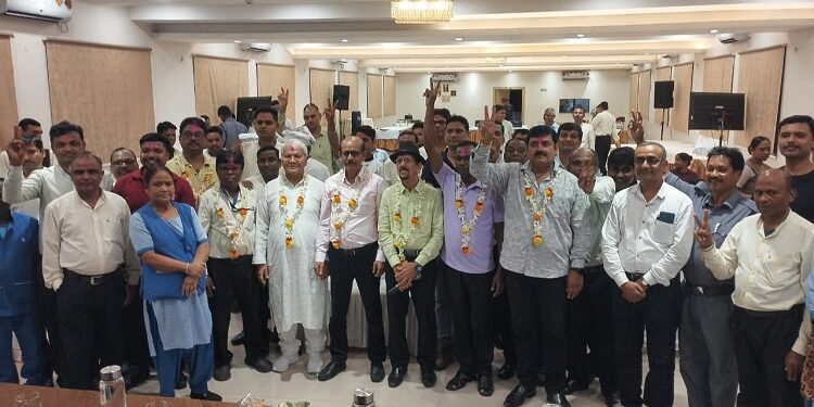 Jamshedpur united club workers union election : राकेश्वर पांडे यूनाइटेड क्लब कर्मचारी यूनियन के पुनः अध्यक्ष बने, कर्मचारियों ने सर्वसम्मति से किया चयन