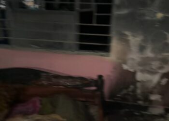 Jamshedpur fire in locked flat : हरहरगुट्टू के बंद फ्लैट में एसी में शॉर्ट सर्किट से लगी आग, स्थानीय लोगों ने बुझाई, दमकल की देरी पर नाराजगी