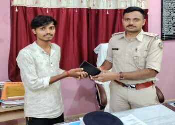 Jamshedpur rural lost mobile phones found : चाकुलिया थाना क्षेत्र से गुम चार लोगों के मोबाइल फोन बरामद, पुलिस ने सभी के फोन उन्हें वापस किये Jamshedpur rural lost mobile phones found : चाकुलिया थाना क्षेत्र से गुम चार लोगों के मोबाइल फोन बरामद, पुलिस ने सभी के फोन उन्हें वापस किये