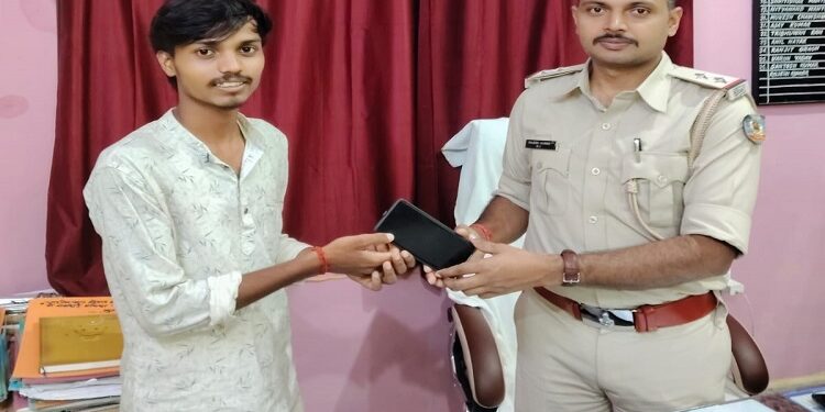 Jamshedpur rural lost mobile phones found : चाकुलिया थाना क्षेत्र से गुम चार लोगों के मोबाइल फोन बरामद, पुलिस ने सभी के फोन उन्हें वापस किये Jamshedpur rural lost mobile phones found : चाकुलिया थाना क्षेत्र से गुम चार लोगों के मोबाइल फोन बरामद, पुलिस ने सभी के फोन उन्हें वापस किये
