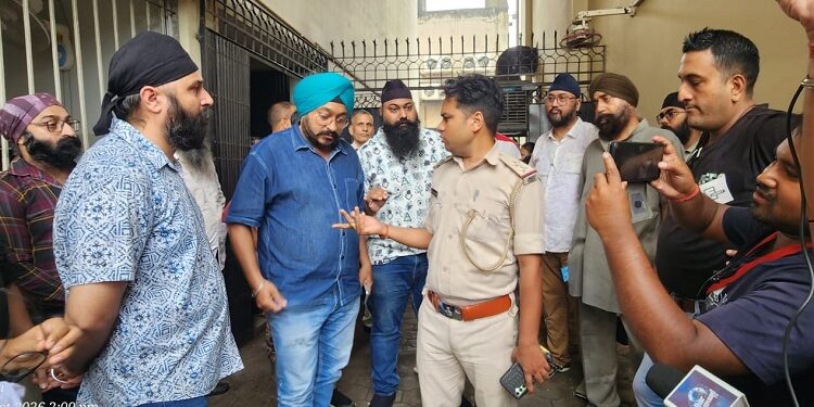 Jamshedpur ksms student beaten : केरला समाजम मॉडल स्कूल की कक्षा 2 के छात्र से स्कूल परिसर में मारपीट, अभिभावक ने की निष्पक्ष जांच कर दोषी बच्चों पर कार्रवाई की मांग Jamshedpur ksms student beaten : केरला समाजम मॉडल स्कूल की कक्षा 2 के छात्र से स्कूल परिसर में मारपीट, अभिभावक ने की निष्पक्ष जांच कर दोषी बच्चों पर कार्रवाई की मांग