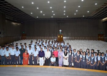 Jamshedpur Loyola students visit csir-nml : बिष्टुपुर लोयोला स्कूल के विद्यार्थियों ने सीएसआइआर-एनएमएल का किया भ्रमण, सीएसआइआर-जिज्ञासा पहल के तहत 83 विद्यार्थियों ने देखी प्रयोगशाला, वैज्ञानिकों ने उन्हें बताई अनुसंधान व प्रौद्योगिकी विकास की पूरी प्रक्रिया Jamshedpur Loyola students visit csir-nml : बिष्टुपुर लोयोला स्कूल के विद्यार्थियों ने सीएसआइआर-एनएमएल का किया भ्रमण, सीएसआइआर-जिज्ञासा पहल के तहत 83 विद्यार्थियों ने देखी प्रयोगशाला, वैज्ञानिकों ने उन्हें बताई अनुसंधान व प्रौद्योगिकी विकास की पूरी प्रक्रिया