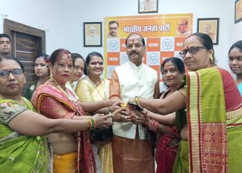 Jamshedpur ex cm rakshabandhan : पूर्व सीएम रघुवर दास ने एग्रिको में बहनों से बंधवाई राखी, महिला सशक्तीकरण का संकल्प लेने का किया आह्वान,  कहा – पीएम मोदी महिलाओं को दिलाएंगे 33% आरक्षण