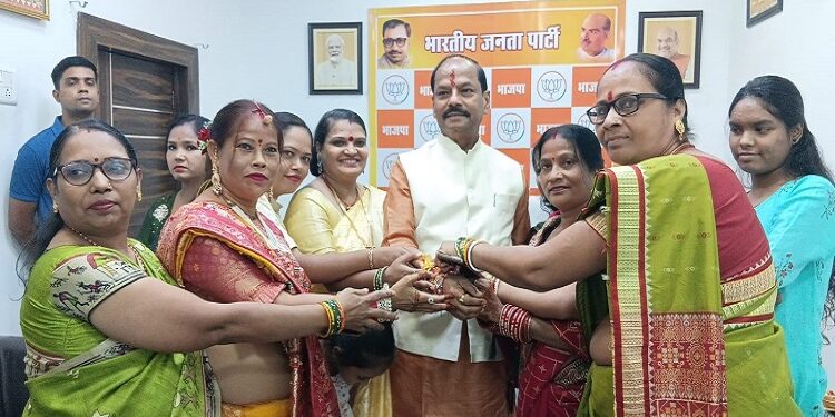 Jamshedpur ex cm rakshabandhan : पूर्व सीएम रघुवर दास ने एग्रिको में बहनों से बंधवाई राखी, महिला सशक्तीकरण का संकल्प लेने का किया आह्वान,  कहा – पीएम मोदी महिलाओं को दिलाएंगे 33% आरक्षण