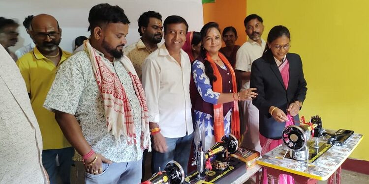 Jamshedpur rural sewing centre : जादूगोड़ा के वीर ग्राम में खुला मुफत महिला सिलाई प्रशिक्षण केन्द्र, पहले बैच के लिए सात महिलाओं का हुआ चयन, ग्रामीण महिलाओं को स्वावलंबी बनाने की सराहनीय पहल