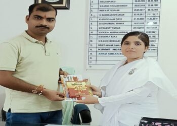 Jamshedpur rural spiritual rakshabandhan : गालूडीह थाना में मनाया गया आध्यात्मिक रक्षा बंधन पर्व, बीके अलका बहन ने सभी पुलिस कर्मियों को बांधी राखी Jamshedpur rural spiritual rakshabandhan : गालूडीह थाना में मनाया गया आध्यात्मिक रक्षा बंधन पर्व, बीके अलका बहन ने सभी पुलिस कर्मियों को बांधी राखी