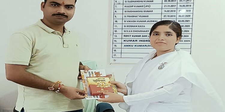 Jamshedpur rural spiritual rakshabandhan : गालूडीह थाना में मनाया गया आध्यात्मिक रक्षा बंधन पर्व, बीके अलका बहन ने सभी पुलिस कर्मियों को बांधी राखी Jamshedpur rural spiritual rakshabandhan : गालूडीह थाना में मनाया गया आध्यात्मिक रक्षा बंधन पर्व, बीके अलका बहन ने सभी पुलिस कर्मियों को बांधी राखी