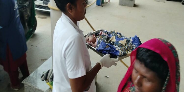 Jamshedpur woman gave birth a child in auto : एमजीएम ले जाने के क्रम में ऑटो में ही हुआ महिला का प्रसव, जुगसलाई सीएचसी व सदर अस्पताल में नहीं लिया गया भर्ती