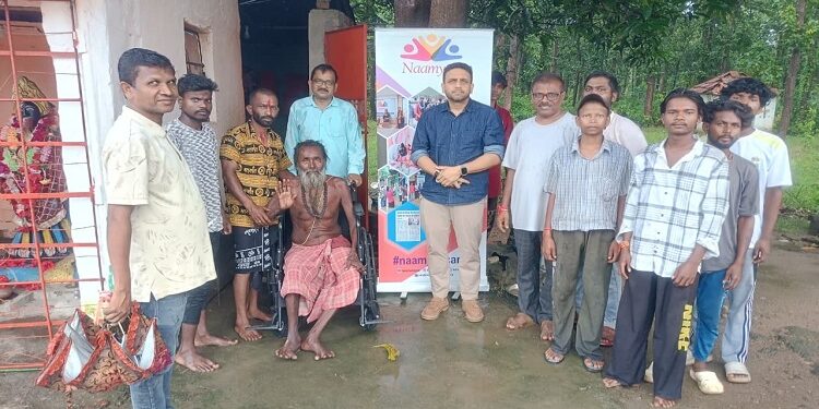 Jamshedpur rural namya smile foundation : नम्या स्माइल फाउंडेशन के संस्थापक सह पूर्व विधायक कुणाल षाड़ंगी पहुंचे पुखुरिया गांव, जरूरतमंद कालीपद महतो को उपलव्ध कराया व्हीलचेयर