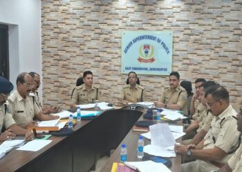 Jamshedpur ssp review meeting : लंबित कांडों के निष्पादन को लेकर एसएसपी ने की समीक्षा बैठक, पुलिस अधिकारियों को दिए सख्त निर्देश
