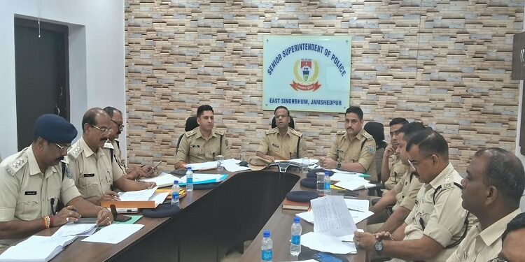 Jamshedpur ssp review meeting : लंबित कांडों के निष्पादन को लेकर एसएसपी ने की समीक्षा बैठक, पुलिस अधिकारियों को दिए सख्त निर्देश Jamshedpur ssp review meeting : लंबित कांडों के निष्पादन को लेकर एसएसपी ने की समीक्षा बैठक, पुलिस अधिकारियों को दिए सख्त निर्देश