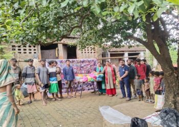 Jamshedpur rural seva samarpan : सेवा समर्पण संस्था ने पोटका के झरिया गांव में सबर परिवारों के बीच बांटी मच्छरदानियां, मलेरिया से बचाव के प्रति किया जागरूक, सबर बच्चों में बिस्किट व चॉकलेट का भी किया वितरण Jamshedpur rural seva samarpan : सेवा समर्पण संस्था ने पोटका के झरिया गांव में सबर परिवारों के बीच बांटी मच्छरदानियां, मलेरिया से बचाव के प्रति किया जागरूक, सबर बच्चों में बिस्किट व चॉकलेट का भी किया वितरण