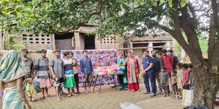 Jamshedpur rural seva samarpan : सेवा समर्पण संस्था ने पोटका के झरिया गांव में सबर परिवारों के बीच बांटी मच्छरदानियां, मलेरिया से बचाव के प्रति किया जागरूक, सबर बच्चों में बिस्किट व चॉकलेट का भी किया वितरण Jamshedpur rural seva samarpan : सेवा समर्पण संस्था ने पोटका के झरिया गांव में सबर परिवारों के बीच बांटी मच्छरदानियां, मलेरिया से बचाव के प्रति किया जागरूक, सबर बच्चों में बिस्किट व चॉकलेट का भी किया वितरण