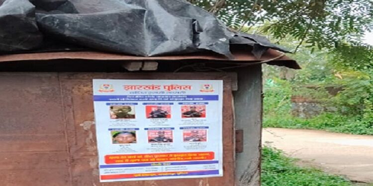 Jamshedpur rural police poster war : पूर्वी सिंहभूम के गांवों में पुलिस ने चिपकाए वांछित नक्सलियों के पोस्टर, पुलिस को सूचना देनेवालों को पुरस्कार देने, नाम गुप्त रखने का वायदा Jamshedpur rural police poster war : पूर्वी सिंहभूम के गांवों में पुलिस ने चिपकाए वांछित नक्सलियों के पोस्टर, पुलिस को सूचना देनेवालों को पुरस्कार देने, नाम गुप्त रखने का वायदा