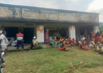 Jamshedpur rural women groups meet : बोड़ाम के खोखरो प्रावि में महिला समूहों की बैठक में शराब भट्ठियां बंद कराने का निर्णय, शराब का अवैध कारोबार रोकवाने के लिए लेंगी पुलिस की मदद Jamshedpur rural women groups meet : बोड़ाम के खोखरो प्रावि में महिला समूहों की बैठक में शराब भट्ठियां बंद कराने का निर्णय, शराब का अवैध कारोबार रोकवाने के लिए लेंगी पुलिस की मदद