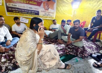 Jamshedpur mla meets youth on hunger strike : विधायक पूर्णिमा साहू ने गोलमुरी में भूख हड़ताल पर बैठे युवाओं से की मुलाकात, डीसी व ट्रैफिक डीएसपी से बात कर रोड पर लगवाए बैरिकेड्स, जन सुरक्षा के लिए रोड डिवाइडर बनवाने का किया आग्रह Jamshedpur mla meets youth on hunger strike : विधायक पूर्णिमा साहू ने गोलमुरी में भूख हड़ताल पर बैठे युवाओं से की मुलाकात, डीसी व ट्रैफिक डीएसपी से बात कर रोड पर लगवाए बैरिकेड्स, जन सुरक्षा के लिए रोड डिवाइडर बनवाने का किया आग्रह