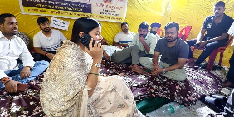 Jamshedpur mla meets youth on  hunger strike : विधायक पूर्णिमा साहू ने गोलमुरी में भूख हड़ताल पर बैठे युवाओं से की मुलाकात, डीसी व ट्रैफिक डीएसपी से बात कर रोड पर लगवाए बैरिकेड्स, जन सुरक्षा के लिए रोड डिवाइडर बनवाने का किया आग्रह