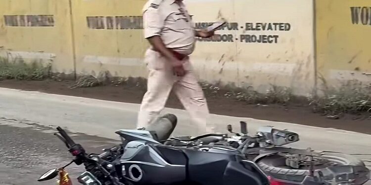 Jamshedpur biker dead in road accident : पारडीह में भीषण सड़क दुर्घटना में बाइक सवार की घटनास्थल पर ही मौत, पुलिस मामले की जांच में जुटी Jamshedpur biker dead in road accident : पारडीह में भीषण सड़क दुर्घटना में बाइक सवार की घटनास्थल पर ही मौत, पुलिस मामले की जांच में जुटी