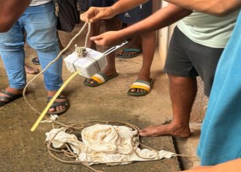 Jamshedpur rural panic over unknown equipment : बहरागोड़ा के पथरा गांव में आकाश से अज्ञात उपकरण गिरने से हड़कंप, पुलिस जांच में निकला वैज्ञानिक अनुसंधान के लिए छोड़ा गया यंत्र, विद्यासागर विवि से पैराशूट में बांध कर छोड़ा गया था आसमान में Jamshedpur rural panic over unknown equipment : बहरागोड़ा के पथरा गांव में आकाश से अज्ञात उपकरण गिरने से हड़कंप, पुलिस जांच में निकला वैज्ञानिक अनुसंधान के लिए छोड़ा गया यंत्र, विद्यासागर विवि से पैराशूट में बांध कर छोड़ा गया था आसमान में