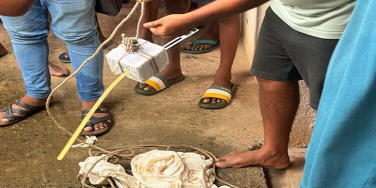 Jamshedpur rural panic over unknown equipment : बहरागोड़ा के पथरा गांव में आकाश से अज्ञात उपकरण गिरने से हड़कंप, पुलिस जांच में निकला वैज्ञानिक अनुसंधान के लिए छोड़ा गया यंत्र, विद्यासागर विवि से पैराशूट में बांध कर छोड़ा गया था आसमान में