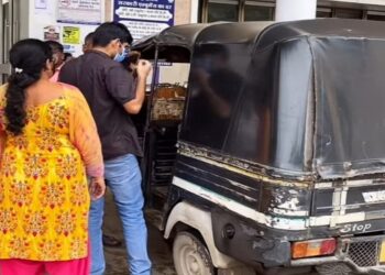 Jamshedpur mgm hospital lackings : एमजीएम अस्पताल में मरीजों को भुगतना पड़ रहा स्ट्रेचर की कमी का खामियाजा, स्ट्रेचर नहीं मिलने से बाहर ऑटो में बैठे-बैठे चली गई मरीज की जान, डॉक्टर ने ऑटो में ही जांच कर की मरीज के निधन की पुष्टि Jamshedpur mgm hospital lackings : एमजीएम अस्पताल में मरीजों को भुगतना पड़ रहा स्ट्रेचर की कमी का खामियाजा, स्ट्रेचर नहीं मिलने से बाहर ऑटो में बैठे-बैठे चली गई मरीज की जान, डॉक्टर ने ऑटो में ही जांच कर की मरीज के निधन की पुष्टि
