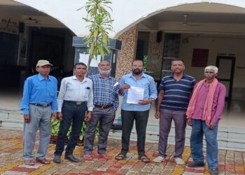 Jamshedpur rural train stoppage demanded : राखामाइंस स्टेशन पर दो ट्रेनों के ठहराव की मांग को लेकर स्टेशन प्रबंधक को मांगपत्र सौंपा, कोरोना काल से स्थगित है दोनों ट्रेनों का ठहराव