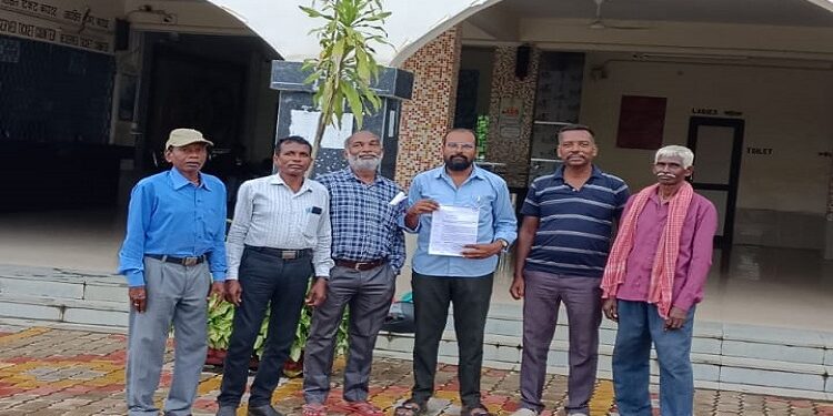 Jamshedpur rural train stoppage demanded : राखामाइंस स्टेशन पर दो ट्रेनों के ठहराव की मांग को लेकर स्टेशन प्रबंधक को मांगपत्र सौंपा, कोरोना काल से स्थगित है दोनों ट्रेनों का ठहराव