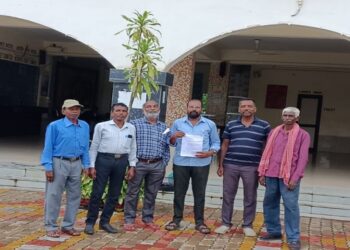 Jamshedpur rural train stoppage demanded : राखामाइंस स्टेशन पर दो ट्रेनों के ठहराव की मांग को लेकर स्टेशन प्रबंधक को मांगपत्र सौंपा, कोरोना काल से स्थगित है दोनों ट्रेनों का ठहराव Jamshedpur rural train stoppage demanded : राखामाइंस स्टेशन पर दो ट्रेनों के ठहराव की मांग को लेकर स्टेशन प्रबंधक को मांगपत्र सौंपा, कोरोना काल से स्थगित है दोनों ट्रेनों का ठहराव