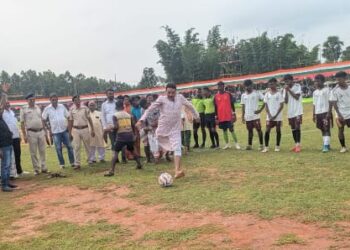 jamshedpur rural sports-चाकुलिया के दुधियाशोल गांव में दो दिवसीय फुटबॉल प्रतियोगिता शुरू, उद्घाटन मैच में मनजीत एकादश ने बाजी मारी, विजेता को 3 लाख व उपविजेता को मिलेगा दो लाख का पुरस्कार