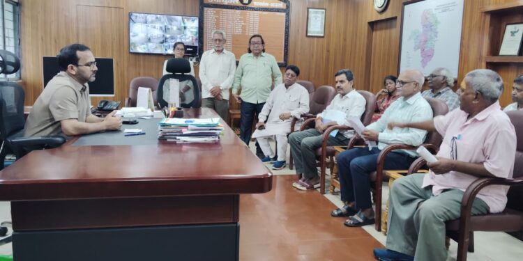 saraikela bms demand : भारतीय मजदूर संघ ने श्रमिकों की लंबित मांगों को लेकर सरायकेला खरसावां के डीसी को सौंपा 11 सूत्री ज्ञापन, आंदोलन की चेतावनी