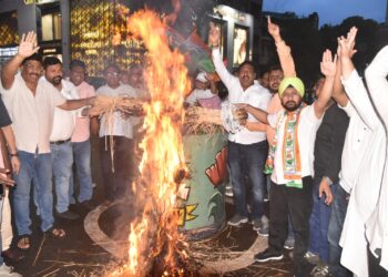 jamshedpur congress protest-राहुल गांधी के खिलाफ प्राथमिकी के विरोध में कांग्रेस का प्रदर्शन, केंद्र सरकार का पुतला दहन