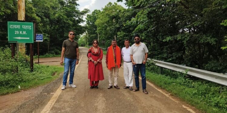 jamshedpur janhit sanrakshan trust- दलमा पहाड़ शिव मंदिर में श्रद्धालुओं की समस्याओं का ट्रस्ट ने लिया जायजा, हर संभव सहयोग का दिया आश्वासन jamshedpur janhit sanrakshan trust- दलमा पहाड़ शिव मंदिर में श्रद्धालुओं की समस्याओं का ट्रस्ट ने लिया जायजा, हर संभव सहयोग का दिया आश्वासन