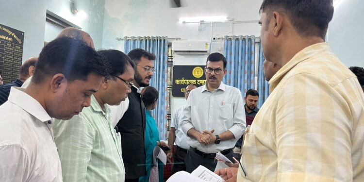 jamshedpur SIR : जमशेदपुर के उपायुक्त ने दावा-आपत्ति को लेकर निर्धारित सुनवाई स्थलों का किया निरीक्षण, एसआइआर के तहत मतदाताओं की सुविधा के लिए समाहरणालय समेत विभिन्न कार्यालयों में की गई है व्यवस्था