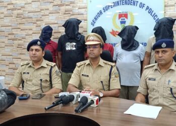 jamshedpur police action-नशे के खिलाफ जमशेदपुर पुलिस की बड़ी कार्रवाई, सिदगोड़ा से 59 किलो गांजा के साथ 6 बदमाशों को धर दबोचा, बोलेरो, बाइक, नकदी व पांच मोबाइल बरामद, देखिए video jamshedpur police action-नशे के खिलाफ जमशेदपुर पुलिस की बड़ी कार्रवाई, सिदगोड़ा से 59 किलो गांजा के साथ 6 बदमाशों को धर दबोचा, बोलेरो, बाइक, नकदी व पांच मोबाइल बरामद, देखिए video