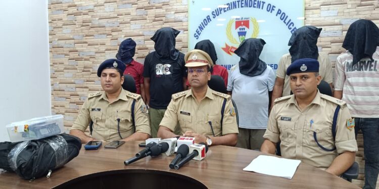 jamshedpur police action-नशे के खिलाफ जमशेदपुर पुलिस की बड़ी कार्रवाई, सिदगोड़ा से 59 किलो गांजा के साथ 6 बदमाशों को धर दबोचा, बोलेरो, बाइक, नकदी व पांच मोबाइल बरामद, देखिए video