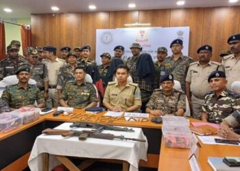 saraikela three hardcore naxali arrested-कोल्हान में माओवाद को बड़ा झटका, तीन इनामी हार्डकोर नक्सली गिरफ्तार,एक इंसास राइफल,एके-47,250 जिंदा कारतूस,कोडेक्स वायर बरामद, अब 1 करोड़ के इनामी असीम मंडल पर सुरक्षा बलों की नजर, देखिए video saraikela three hardcore naxali arrested-कोल्हान में माओवाद को बड़ा झटका, तीन इनामी हार्डकोर नक्सली गिरफ्तार,एक इंसास राइफल,एके-47,250 जिंदा कारतूस,कोडेक्स वायर बरामद, अब 1 करोड़ के इनामी असीम मंडल पर सुरक्षा बलों की नजर, देखिए video