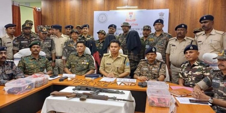 saraikela three hardcore naxali arrested-कोल्हान में माओवाद को बड़ा झटका, तीन इनामी हार्डकोर नक्सली गिरफ्तार,एक इंसास राइफल,एके-47,250 जिंदा कारतूस,कोडेक्स वायर बरामद, अब 1 करोड़ के इनामी असीम मंडल पर सुरक्षा बलों की नजर, देखिए video saraikela three hardcore naxali arrested-कोल्हान में माओवाद को बड़ा झटका, तीन इनामी हार्डकोर नक्सली गिरफ्तार,एक इंसास राइफल,एके-47,250 जिंदा कारतूस,कोडेक्स वायर बरामद, अब 1 करोड़ के इनामी असीम मंडल पर सुरक्षा बलों की नजर, देखिए video