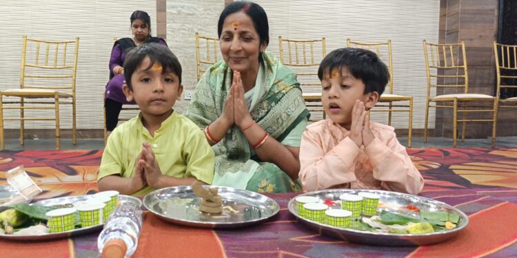 JCI Jamshedpur Royals unique initiative-जेसीआई जमशेदपुर रॉयल्स की अनूठी पहल, नयी पीढ़ी को भारतीय परंपराओं, आध्यात्मिकता व सांस्कृतिक मूल्यों से जोड़ने का प्रयास, साकची अग्रेसन भवन में ‘बाल पार्थिव शिवलिंग पूजा’ आयोजित, 108 बच्चों ने लिया उत्सासपूर्वक भाग JCI Jamshedpur Royals unique initiative-जेसीआई जमशेदपुर रॉयल्स की अनूठी पहल, नयी पीढ़ी को भारतीय परंपराओं, आध्यात्मिकता व सांस्कृतिक मूल्यों से जोड़ने का प्रयास, साकची अग्रेसन भवन में ‘बाल पार्थिव शिवलिंग पूजा’ आयोजित, 108 बच्चों ने लिया उत्सासपूर्वक भाग