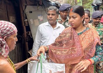 jamshedpur east mla purnima das action : जमशेदपुर पूर्वी की विधायक पूर्णिमा दास ने बाढ़ प्रभावित इलाकों का किया दौरा, प्रभावितों से मिली, बांटी राहत सामग्री jamshedpur east mla purnima das action : जमशेदपुर पूर्वी की विधायक पूर्णिमा दास ने बाढ़ प्रभावित इलाकों का किया दौरा, प्रभावितों से मिली, बांटी राहत सामग्री