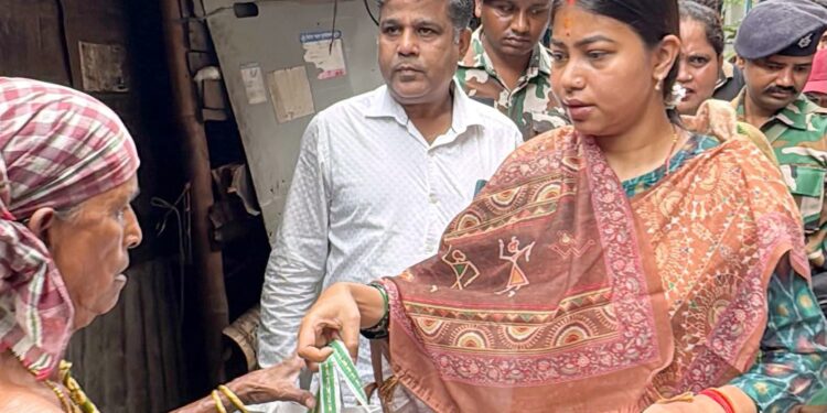 jamshedpur east mla purnima das action : जमशेदपुर पूर्वी की विधायक पूर्णिमा दास ने बाढ़ प्रभावित इलाकों का किया दौरा, प्रभावितों से मिली, बांटी राहत सामग्री jamshedpur east mla purnima das action : जमशेदपुर पूर्वी की विधायक पूर्णिमा दास ने बाढ़ प्रभावित इलाकों का किया दौरा, प्रभावितों से मिली, बांटी राहत सामग्री