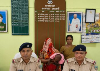 saraikela police success-सरायकेला पुलिस को मिली बड़ी सफलता, गुलगुलिया बस्ती में छापा मारकर चोरी के लाखों के जेवर और 5 मोबाइल बरामद, महिला गिरफ्तार saraikela police success-सरायकेला पुलिस को मिली बड़ी सफलता, गुलगुलिया बस्ती में छापा मारकर चोरी के लाखों के जेवर और 5 मोबाइल बरामद, महिला गिरफ्तार