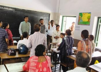 jamshedpur district election officer inspection-जिले के सभी मतदान केंद्रों पर लगा विशेष कैंप, जिला निर्वाचन पदाधिकारी ने जमशेदपुर पूर्वी विधानसभा क्षेत्र के विभिन्न मतदान केन्द्रों का किया निरीक्षण,1 अक्टूबर 2026 तक 18 वर्ष की आयु पूर्ण करने वाले नागरिक फॉर्म-6 एवं घोषणा पत्र भरकर मतदाता सूची में अपना नाम अवश्य जुड़वाएं