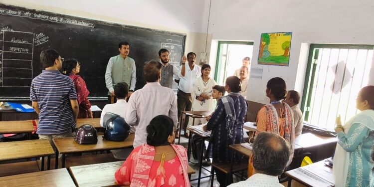 jamshedpur district election officer inspection-जिले के सभी मतदान केंद्रों पर लगा विशेष कैंप, जिला निर्वाचन पदाधिकारी ने जमशेदपुर पूर्वी विधानसभा क्षेत्र के विभिन्न मतदान केन्द्रों का किया निरीक्षण,1 अक्टूबर 2026 तक 18 वर्ष की आयु पूर्ण करने वाले नागरिक फॉर्म-6 एवं घोषणा पत्र भरकर मतदाता सूची में अपना नाम अवश्य जुड़वाएं