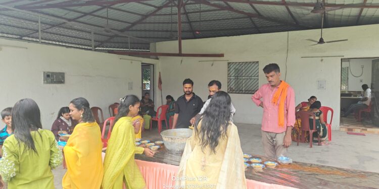 jamshedpur savan last somvari : सावन की आखिरी सोमवारी पर शिवभक्ति में डूबा श्री लक्ष्मी नारायण मंदिर, भक्तों के बीच बांटे गए बिल्व पत्र और दूध